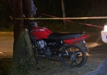 La motocicleta quedó incrustada por el árbol 