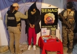 La detenida y las evidencias en el lugar del allanamiento.