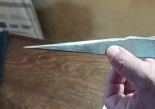 El arma penetró aproximadamente 5 cm en el muslo de la víctima.