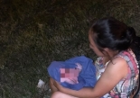 Madre y la recién nacida al costado de la ruta