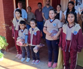 ALUMNOS DE LA ESCUELA SAN CARLOS BORROMEO RECIBIERON UNIFORMES 