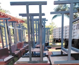 CAMBIAN MUEBLES EN MAL ESTADO ENTREGADOS POR EL MEC A ESCUELA DE BELÉN 