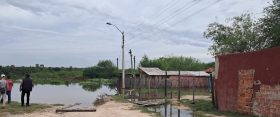EL RÍO PARAGUAY SUPERÓ LOS 5 METROS DE ALTURA Y AFECTA A LAS PRIMERAS VIVIENDAS.