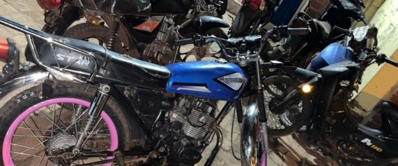 MOTOCICLISTA CON ANTECEDENTES HUYÓ TRAS ACCIDENTE 