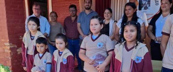 ALUMNOS DE LA ESCUELA SAN CARLOS BORROMEO RECIBIERON UNIFORMES 