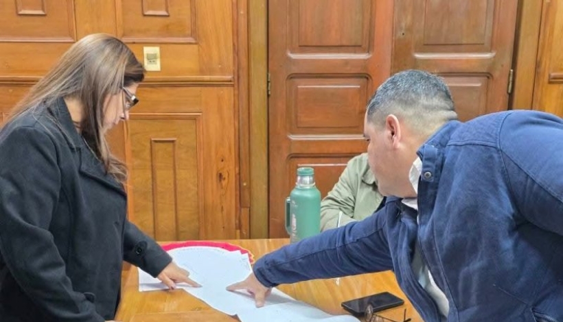 Reunión en el despacho de la Gobernación de Concepción.
