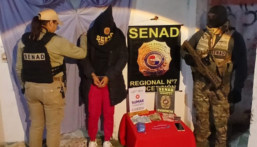 La detenida y las evidencias en el lugar del allanamiento.