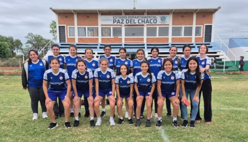 El equipo femenino en el parrido anterior, en Filadelfia.