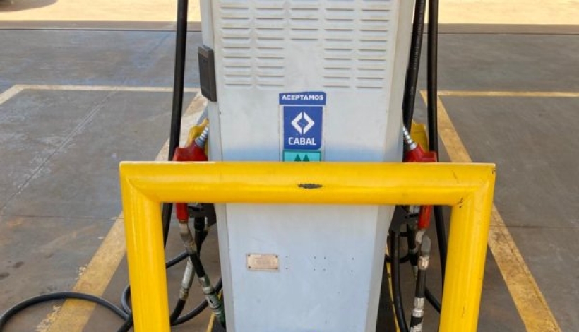 El arco de metal se desprendió del suelo.