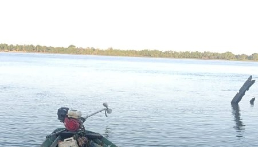 El bote con motor fuera de borda tipo 