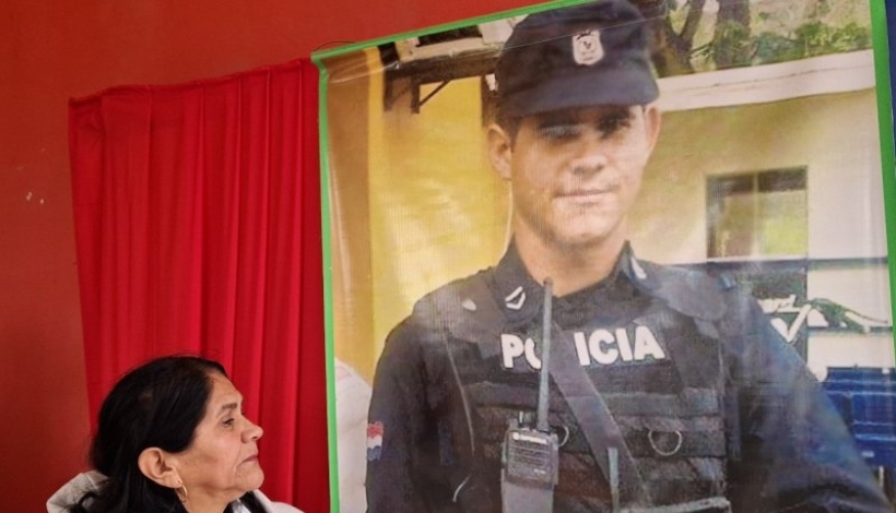 Ña Obulia, frente a una imagen de su hijo secuestrado.