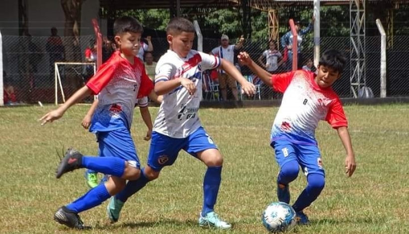 Chicos futbolistas de la Esc. 