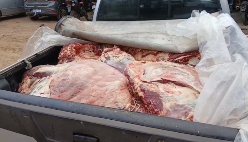 Carne transportada de manera irregular en una camioneta