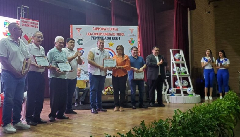 Momento de entrega de reconocimientos a referentes históricos de clubes locales