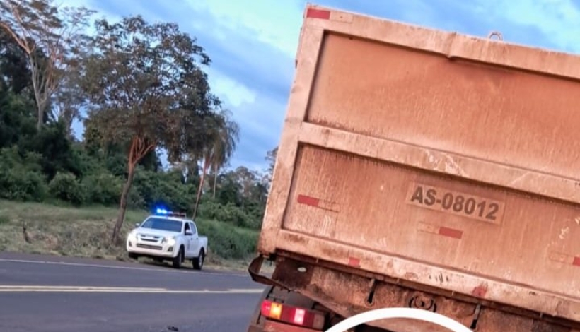 En uno de los casos, la motocicleta quedó bajo el camión 