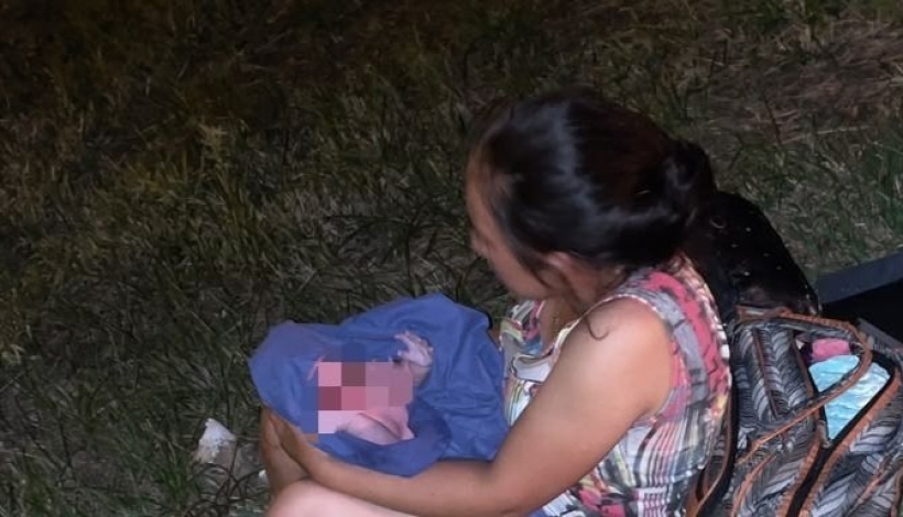 Madre y la recién nacida al costado de la ruta