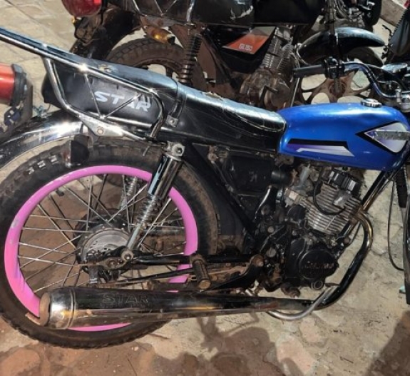 MOTOCICLISTA CON ANTECEDENTES HUYÓ TRAS ACCIDENTE 