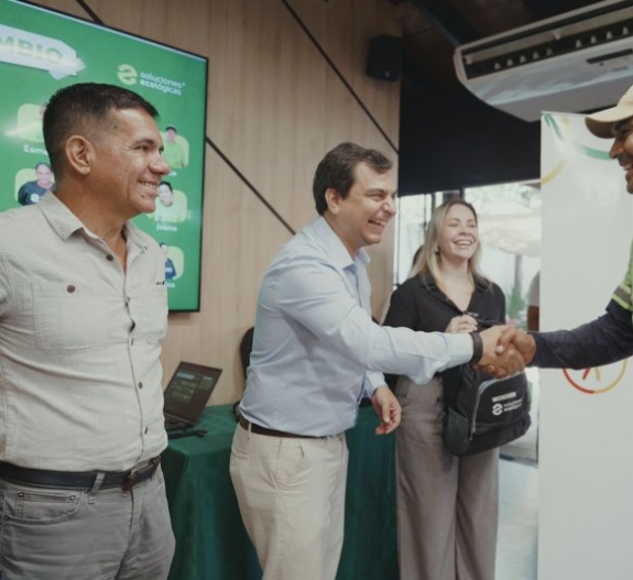 FUNDACIÓN PARAGUAYA, COCA-COLA PARESA Y SOLUCIONES ECOLÓGICAS FORTALECEN EL TRABAJO DE RECICLADORES DE BASE CON ENTREGA DE KITS DE SEGURIDAD Y BENEFICIOS SOCIALES