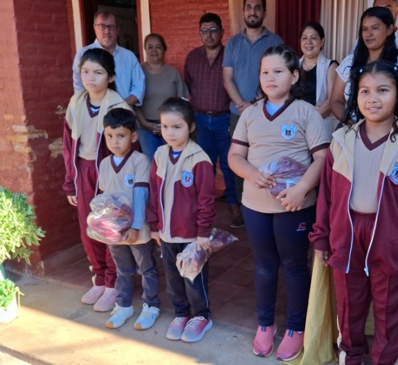 ALUMNOS DE LA ESCUELA SAN CARLOS BORROMEO RECIBIERON UNIFORMES 