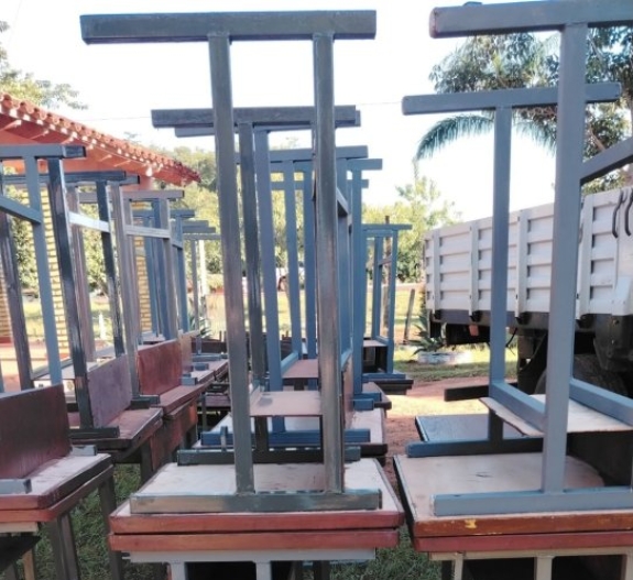 CAMBIAN MUEBLES EN MAL ESTADO ENTREGADOS POR EL MEC A ESCUELA DE BELÉN 