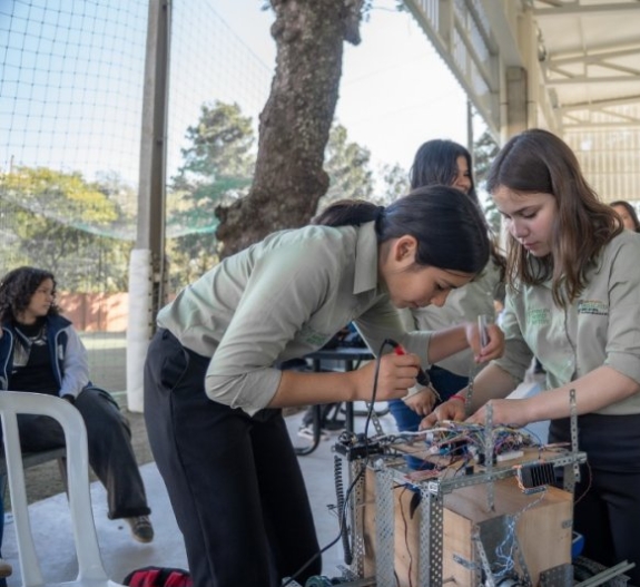 Innovabot 2026: concurso desafía a jóvenes a crear robots para resolver problemas reales